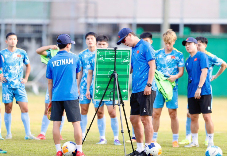 Thầy Kim mang sa bàn ra sân họp khẩn, bày kế giúp U22 Việt Nam hạ Malaysia - 2