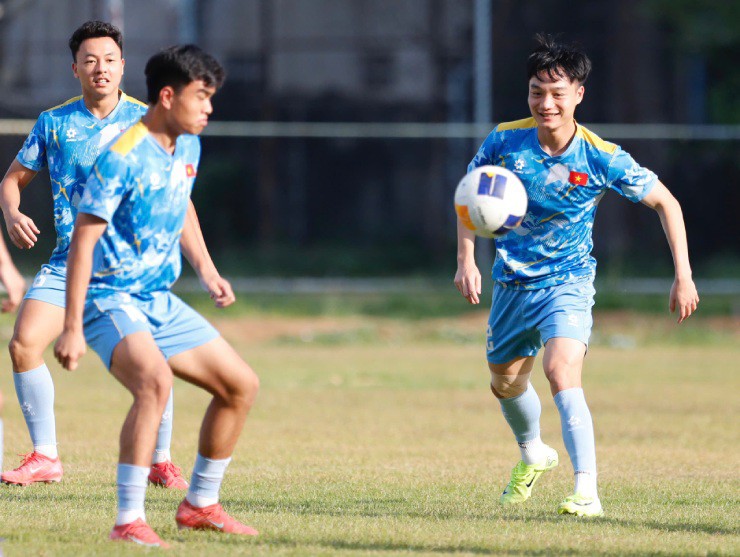 Thầy Kim mang sa bàn ra sân họp khẩn, bày kế giúp U22 Việt Nam hạ Malaysia - 9