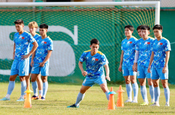 Thầy Kim mang sa bàn ra sân họp khẩn, bày kế giúp U22 Việt Nam hạ Malaysia - 6