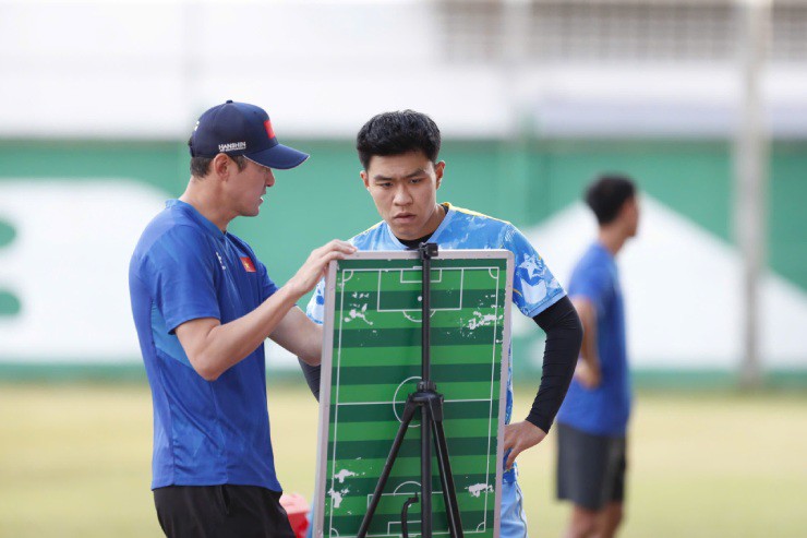 Thầy Kim mang sa bàn ra sân họp khẩn, bày kế giúp U22 Việt Nam hạ Malaysia - 4