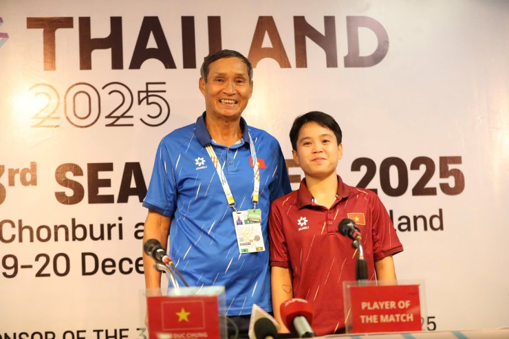 HLV Mai Đức Chung cảm ơn 10 CĐV, ĐT nữ Việt Nam được thưởng 700 triệu đồng - 1