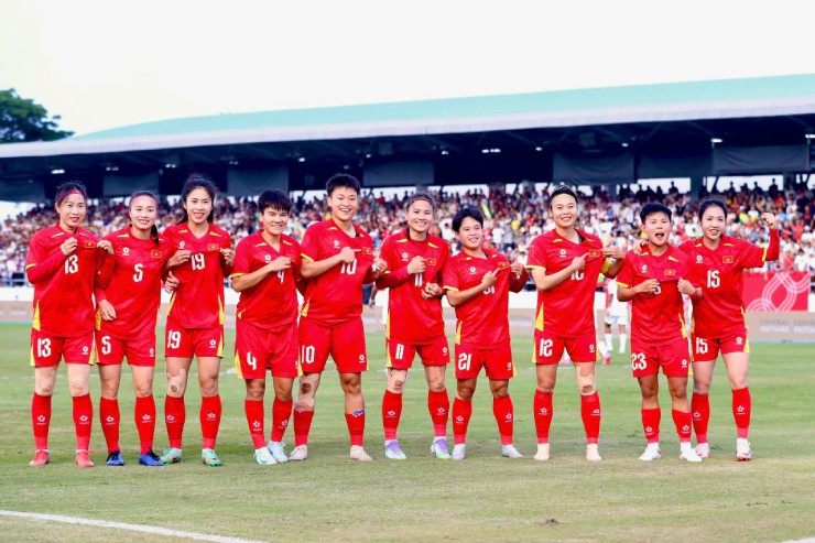 HLV Mai Đức Chung cảm ơn 10 CĐV, ĐT nữ Việt Nam được thưởng 700 triệu đồng - 2