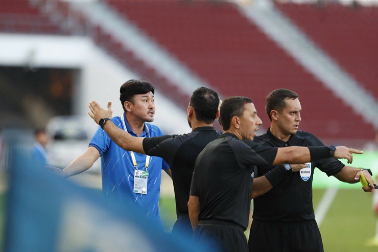 "Cánh tay phải" của HLV Kim Sang Sik bị treo quyền chỉ đạo ở bán kết SEA Games 33 - 1