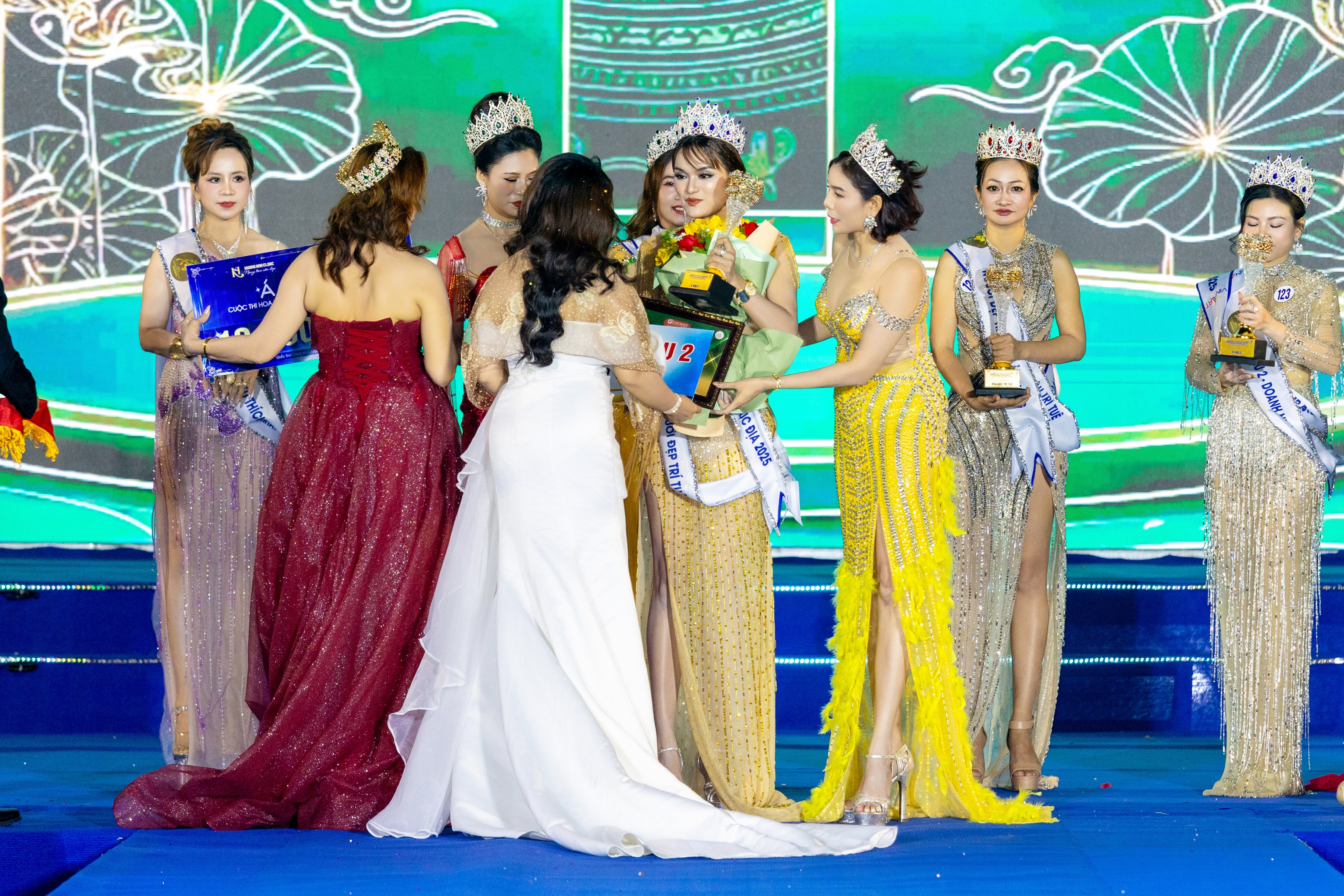 Khoảnh khắc thăng hoa: thí sinh Trần Thị Tú Uyên được vinh danh Á hậu 2 Miss Intercontinental Entrepreneur 2025 - 3