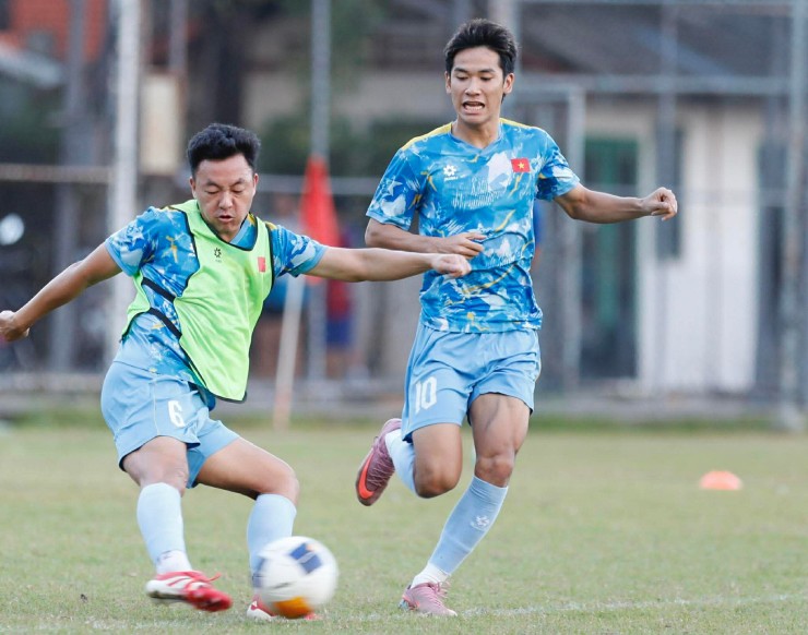 “Người hùng” Văn Thuận hưng phấn, thầy Kim lo chỉnh hàng thủ U22 Việt Nam - 10