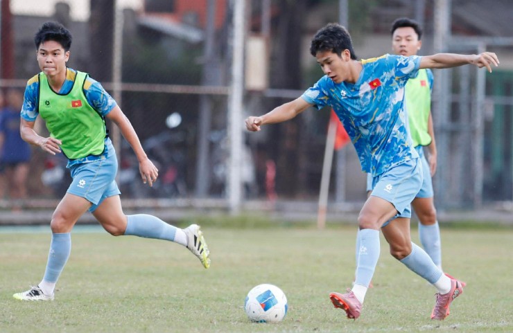 “Người hùng” Văn Thuận hưng phấn, thầy Kim lo chỉnh hàng thủ U22 Việt Nam - 8