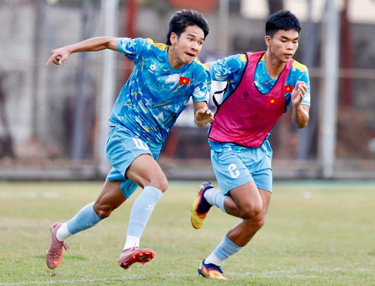 “Người hùng” Văn Thuận hưng phấn, thầy Kim lo chỉnh hàng thủ U22 Việt Nam - 1