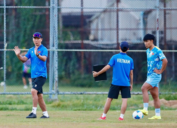 “Người hùng” Văn Thuận hưng phấn, thầy Kim lo chỉnh hàng thủ U22 Việt Nam - 2