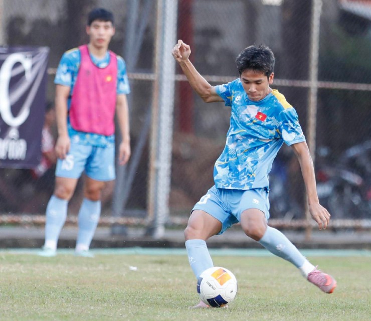 “Người hùng” Văn Thuận hưng phấn, thầy Kim lo chỉnh hàng thủ U22 Việt Nam - 9