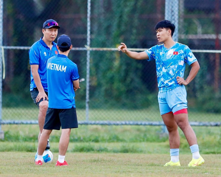 “Người hùng” Văn Thuận hưng phấn, thầy Kim lo chỉnh hàng thủ U22 Việt Nam - 5