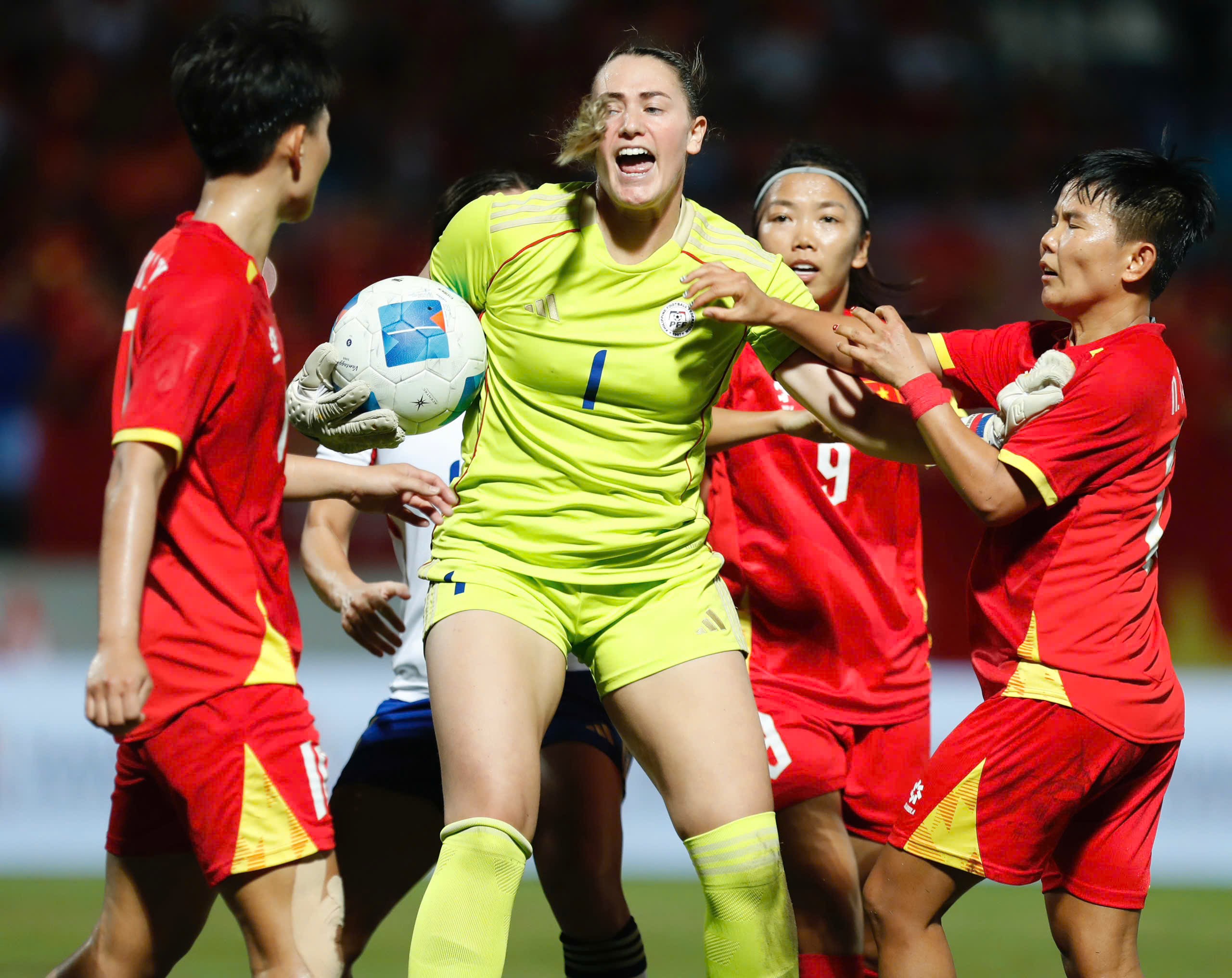 Rực lửa chung kết bóng đá nữ SEA Games: Những chiến binh áo đỏ vượt gian khó - 10