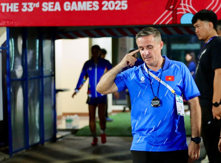 Trợ lý HLV Mai Đức Chung đi tìm trọng tài sau chung kết, chất vấn quan chức SEA Games - 3