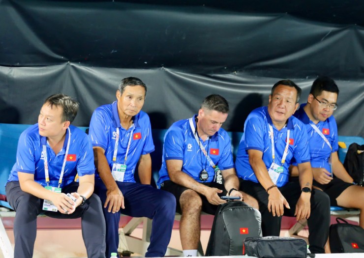 Trợ lý HLV Mai Đức Chung đi tìm trọng tài sau chung kết, chất vấn quan chức SEA Games - 9