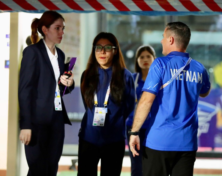 Trợ lý HLV Mai Đức Chung đi tìm trọng tài sau chung kết, chất vấn quan chức SEA Games - 6