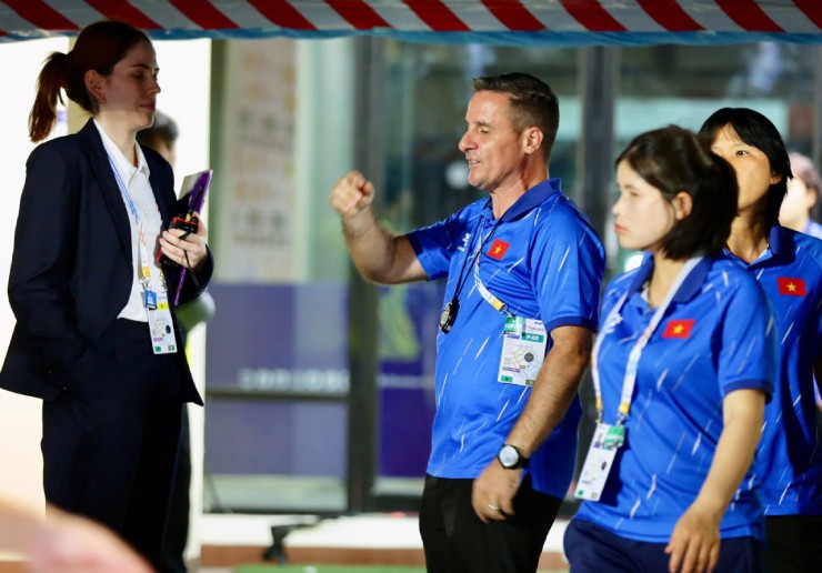 Trợ lý HLV Mai Đức Chung đi tìm trọng tài sau chung kết, chất vấn quan chức SEA Games - 7