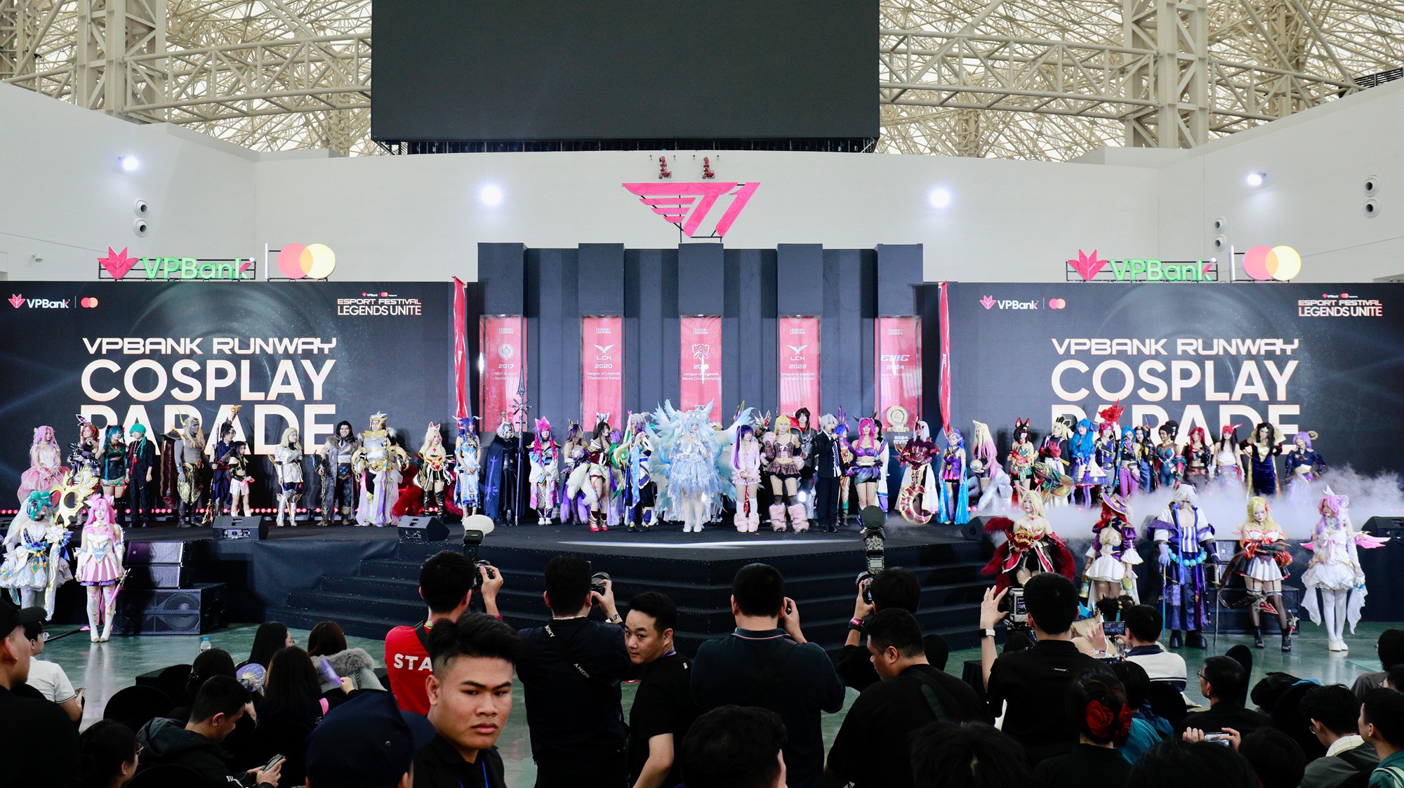 Cosplayer Việt “bung skill” trên sàn diễn lớn nhất mùa lễ hội eSports cuối năm VPBank Runway Cosplay Contest - 1