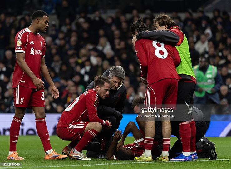 Cập nhật chấn thương Isak: Liverpool lo ngại "bom tấn" 125 triệu bảng gãy chân - 8
