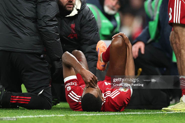 Cập nhật chấn thương Isak: Liverpool lo ngại "bom tấn" 125 triệu bảng gãy chân - 7