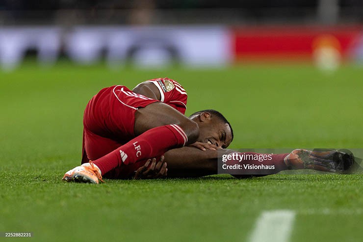 Cập nhật chấn thương Isak: Liverpool lo ngại "bom tấn" 125 triệu bảng gãy chân - 5