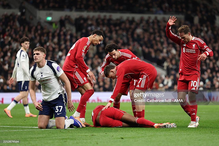 Cập nhật chấn thương Isak: Liverpool lo ngại "bom tấn" 125 triệu bảng gãy chân - 3