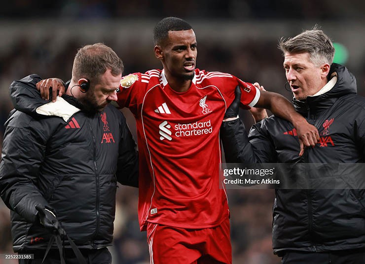 Cập nhật chấn thương Isak: Liverpool lo ngại "bom tấn" 125 triệu bảng gãy chân - 4