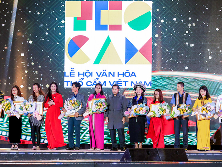 Hàng chục ngàn du khách tham dự Lễ hội văn hóa thổ cẩm Việt Nam