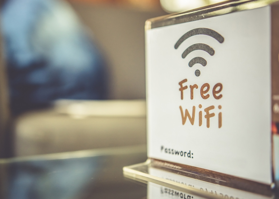 Vì sao không nên sử dụng WiFi miễn phí của khách sạn? - 1
