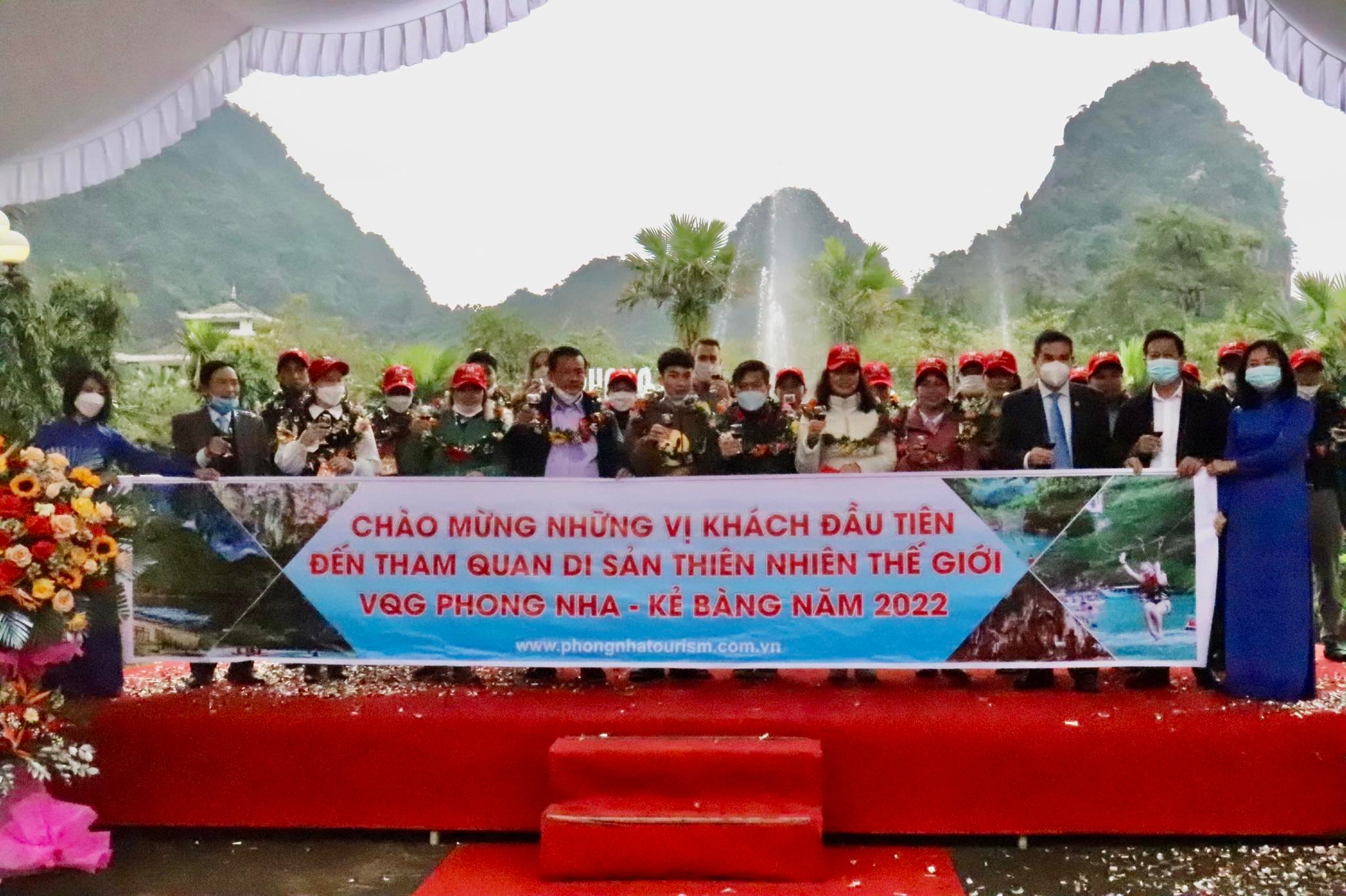 Quảng Bình “lì xì” hậu hĩnh cho những du khách "mở hàng" năm mới 2022 - 1