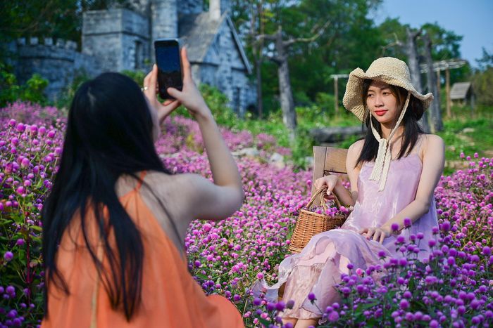 Giới trẻ đổ về vườn hoa ở Hà Nội chụp ảnh đầu năm - 5
