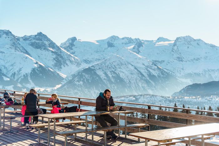 Du khách Việt 'lạc' vào ngôi làng băng tuyết đẹp 'rụng tim' ở Thụy Sĩ - 16