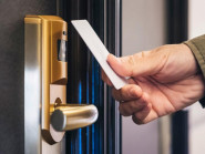 Điều nhất định phải làm trước khi vào bất kỳ phòng khách sạn nào