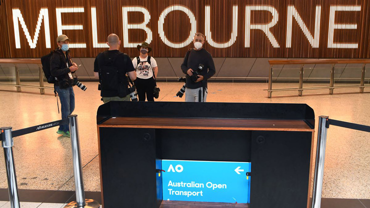 Chùm ảnh Djokovic &#34;lạc lối&#34; ở sân bay, nguy cơ bị cấm dự Australian Open - 4