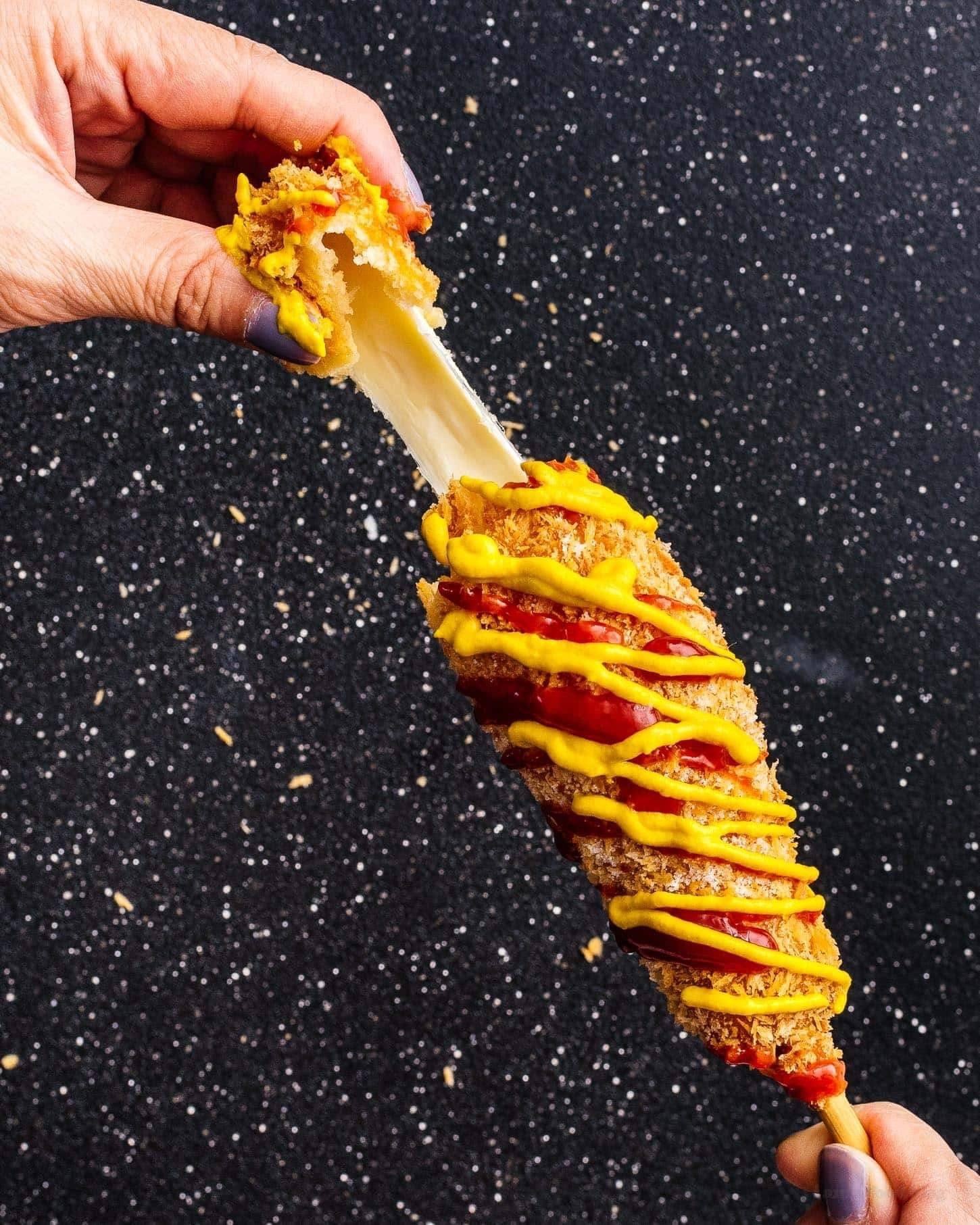 Tự làm hotdog phô mai Hàn Quốc giòn rụm tại nhà - 1
