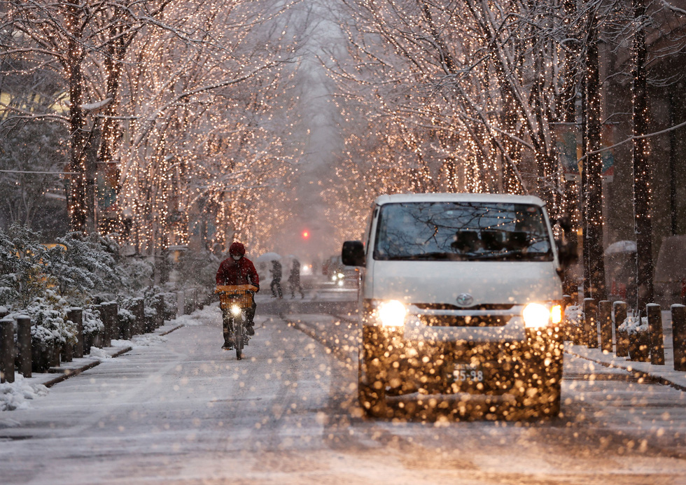 Tuyết rơi bất thường phủ trắng thủ đô Tokyo, tàu xe trễ nải nhưng dân 'thích' - 4