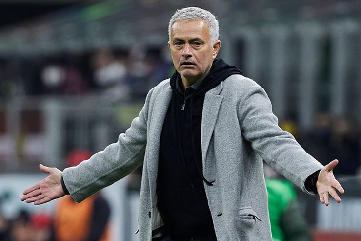 Mourinho chế nhạo đối thủ và trọng tài khi AS Roma bị đuổi 2 cầu thủ - 1