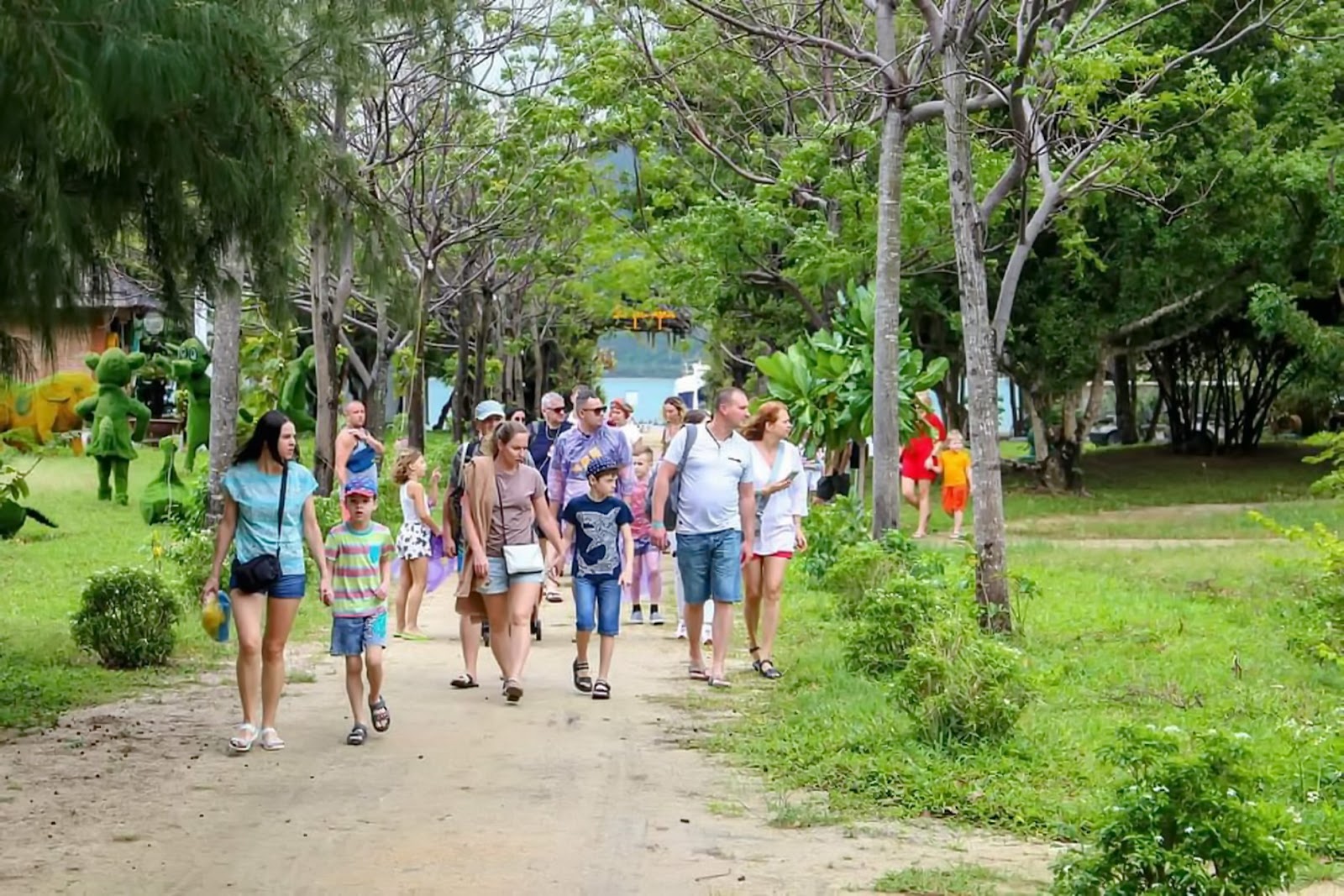 Nha Trang nhộn nhịp với du khách Nga - 1