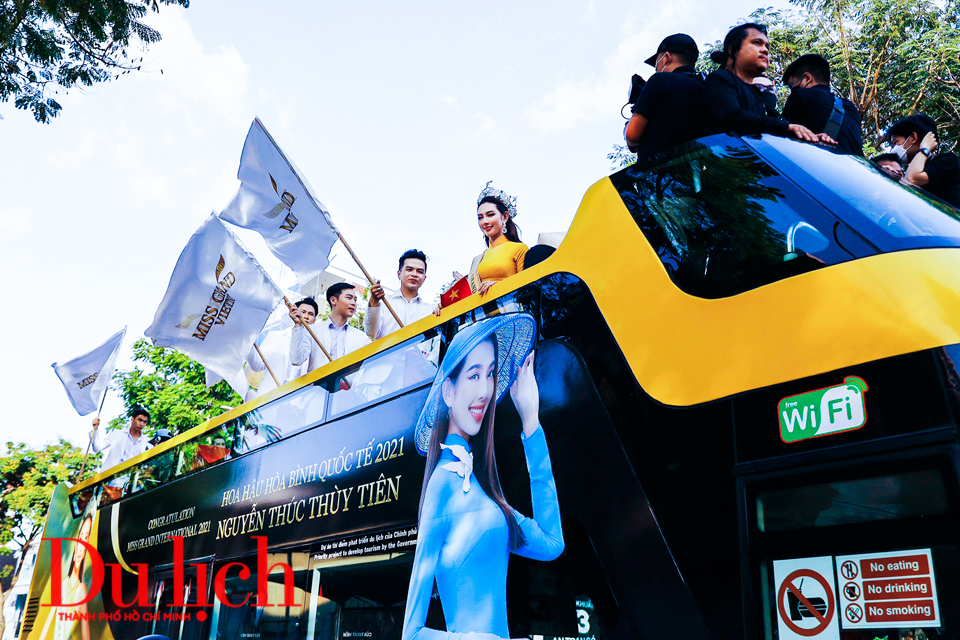 Người đẹp Thùy Tiên rực rỡ trên bus mui trần dạo quanh TP.HCM - 2
