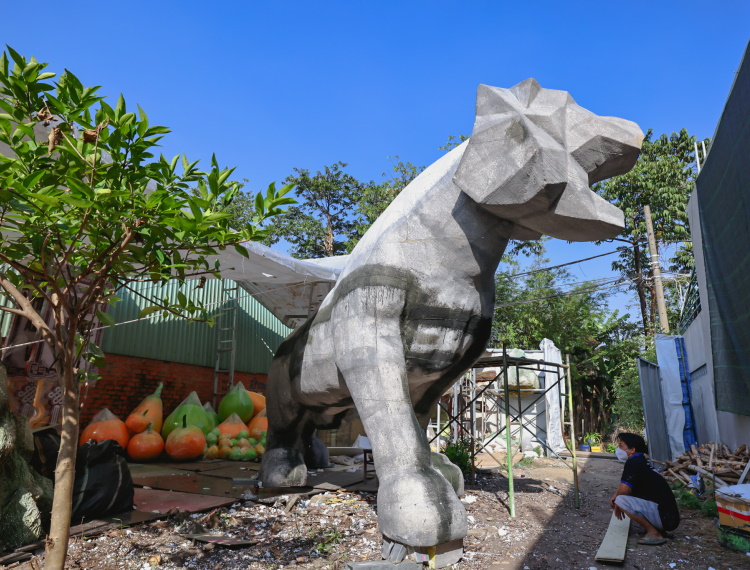 Chiêm ngưỡng hổ cao 3 mét tại xưởng chế tác linh vật đường hoa Nguyễn Huệ