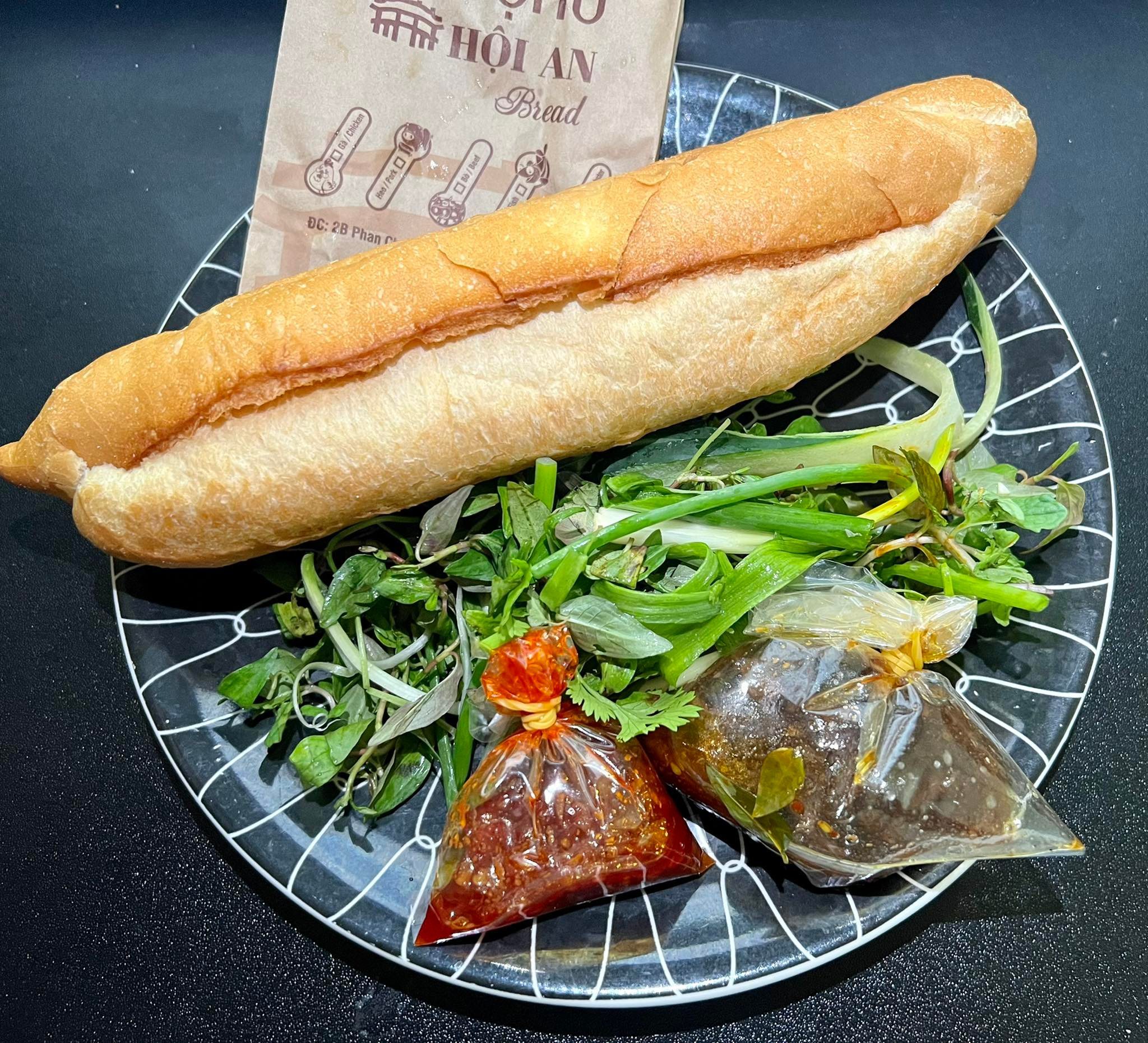 Bánh mì nổi tiếng Hội An 'đi' máy bay ra Hà Nội, giá 60 ngàn/ổ vẫn 'cháy hàng' - 3