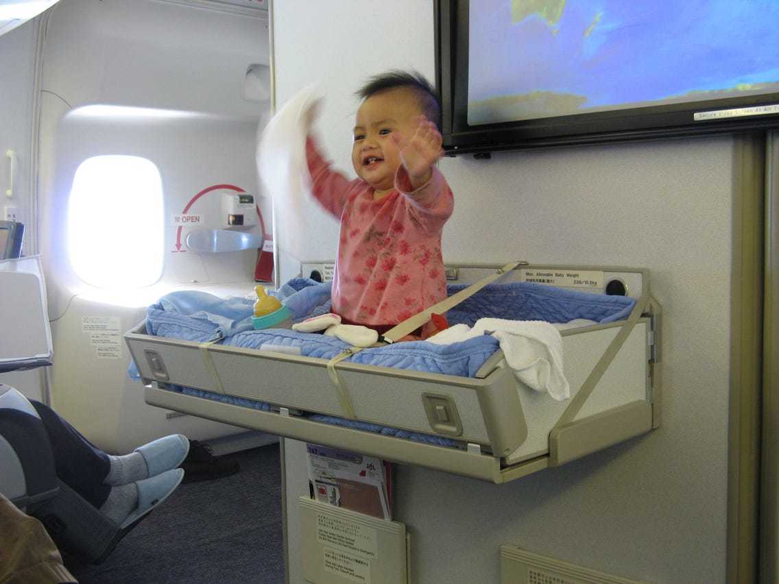 Ba khu vực ghế ngồi tốt nhất trên máy bay khi đi cùng trẻ nhỏ - 3