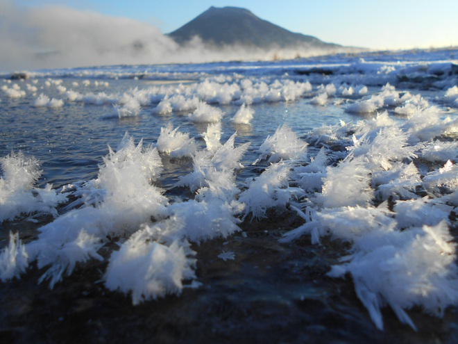 Hoa tinh thể tuyết cực đẹp nở đầy trên mặt hồ băng giá - 1