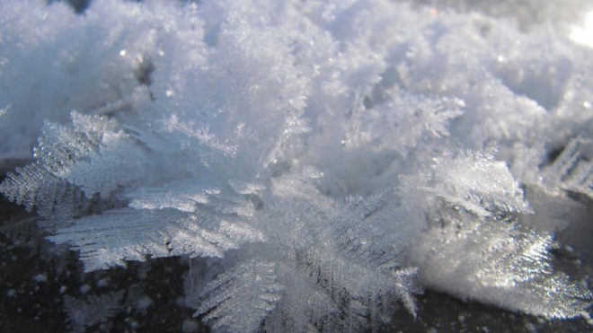 Hoa tinh thể tuyết cực đẹp nở đầy trên mặt hồ băng giá - 3