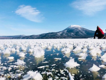 Du khảo - Hoa tinh thể tuyết cực đẹp nở đầy trên mặt hồ băng giá