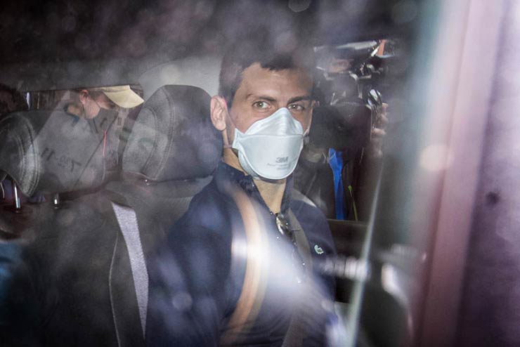 Hình ảnh mới nhất Djokovic bị trục xuất, đã lên máy bay rời khỏi Australia - 2