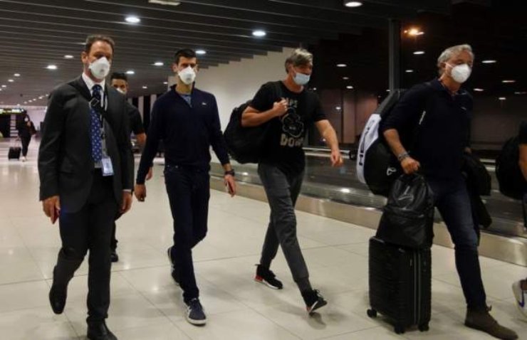 Hình ảnh mới nhất Djokovic bị trục xuất, đã lên máy bay rời khỏi Australia - 5