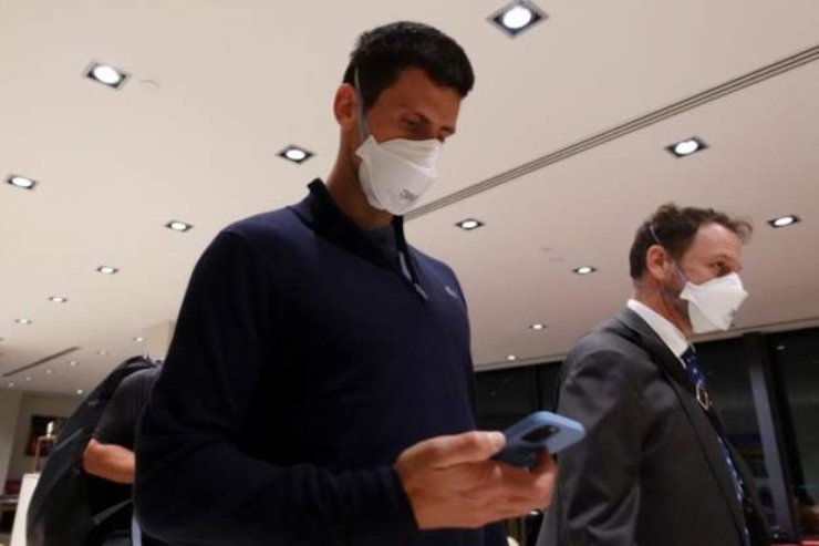 Hình ảnh mới nhất Djokovic bị trục xuất, đã lên máy bay rời khỏi Australia - 6