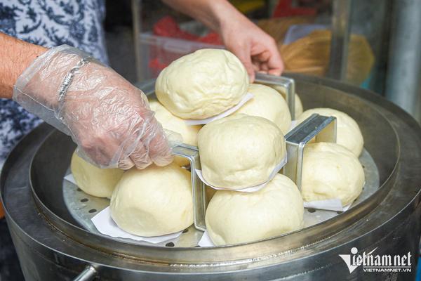 Quán bánh bao Hà Nội 30 năm tuổi 'vừa chảnh vừa đắt', khách xếp hàng dài chờ mua - 2