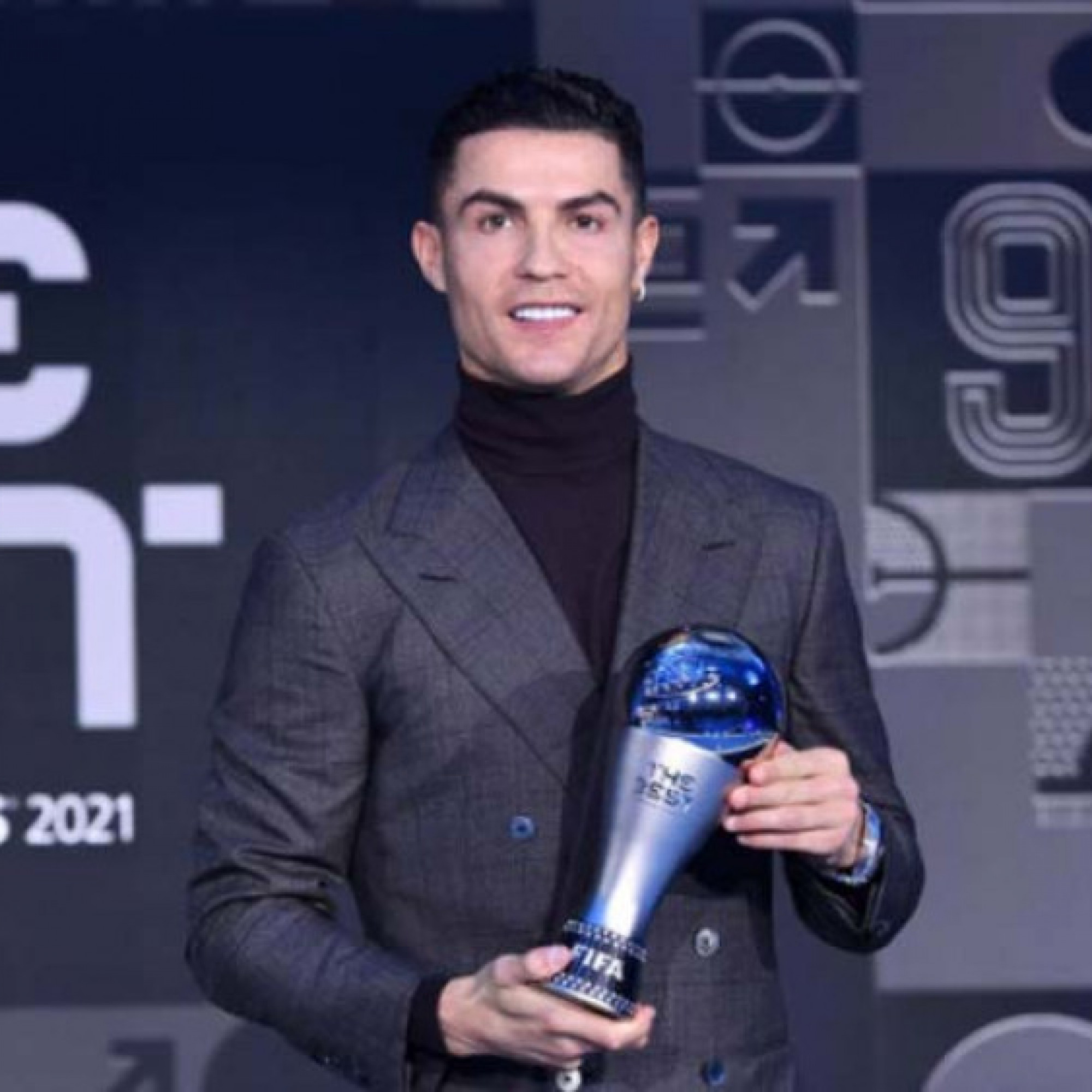  - Ronaldo bảnh bao đến nhận giải đặc biệt của FIFA, gây “bão” mạng xã hội