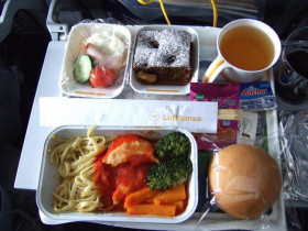  - Có 1 đồ ăn quen thuộc nhưng đừng bao giờ gọi món trên máy bay
