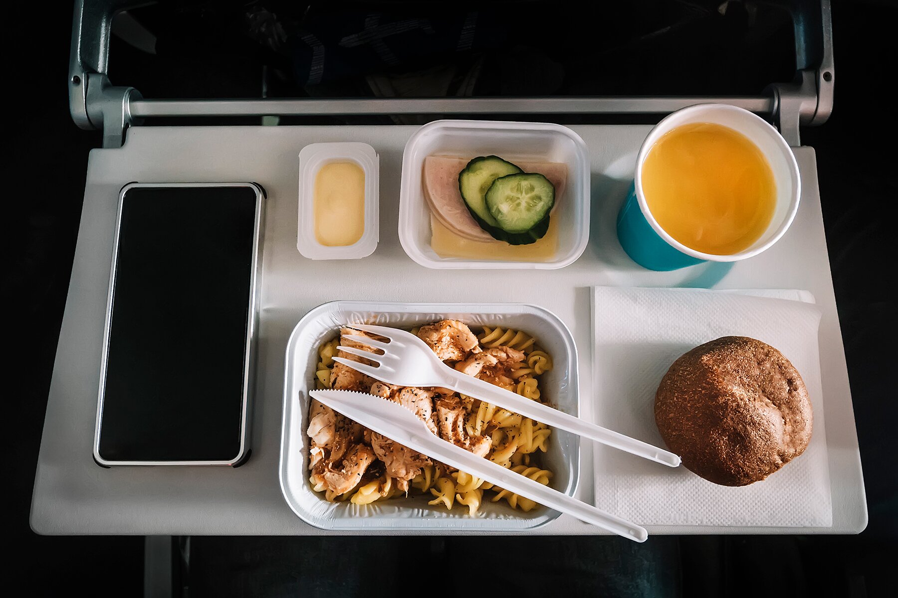 Có 1 đồ ăn quen thuộc nhưng đừng bao giờ gọi món trên máy bay - 2